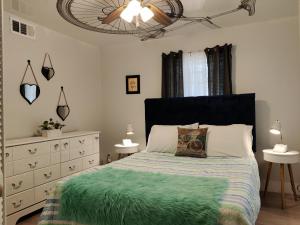 um quarto com uma cama com um cobertor verde e uma cómoda em Venice Beach within 5 min drive, near the tennis courts and park, sleeps 5 em Nokomis