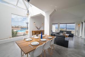 Posezení v ubytování Villa Babel - First Line Seafront Holiday House