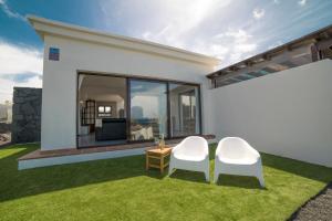 Posezení v ubytování Villa Babel - First Line Seafront Holiday House