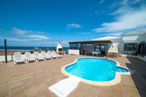 Bazén v ubytování Villa Babel - First Line Seafront Holiday House nebo v jeho okolí