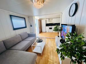 sala de estar con sofá y mesa en koselig leilighet nær EB stranda en Arendal