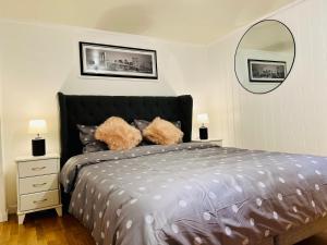 Un dormitorio con una cama con dos ositos de peluche. en koselig leilighet nær EB stranda en Arendal