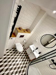 Ванная комната в Luxurious BOHO style apartm. *HOME OFFICE* +Desk