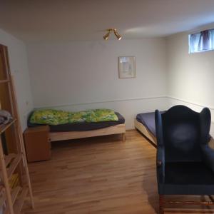 ein Zimmer mit 2 Betten und einem Stuhl darin in der Unterkunft Large apartment close to the centre in Reykjavík