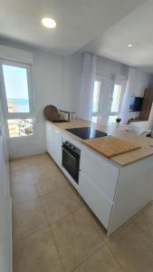 Kuchnia lub aneks kuchenny w obiekcie Beachfront-Parque Paloma-Modern-Panoramic Views!