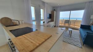 Telewizja i/lub zestaw kina domowego w obiekcie Beachfront-Parque Paloma-Modern-Panoramic Views!