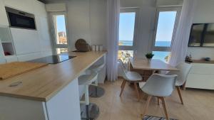 Televízia a/alebo spoločenská miestnosť v ubytovaní Beachfront-Parque Paloma-Modern-Panoramic Views!