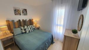 sypialnia z dużym łóżkiem i oknem w obiekcie Beachfront-Parque Paloma-Modern-Panoramic Views! w mieście Benalmádena