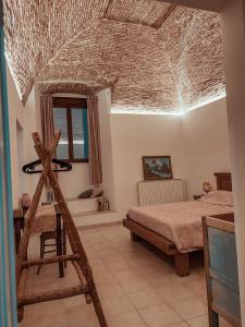 una habitación con una cama y una escalera en ella en VadoLibera House en LʼAquila