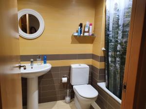 y baño con aseo, lavabo y espejo. en 4 rooms apartment in Tarragona, en Tarragona