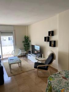 ein Wohnzimmer mit einem Sofa und einem TV in der Unterkunft 4 rooms apartment in Tarragona in Tarragona