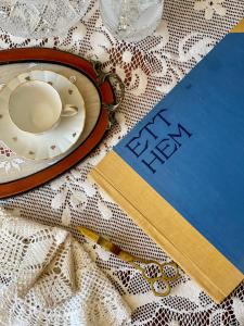 a table topped with a plate and a napkin with a napkin at Villa Vintage B&B in Nauvo