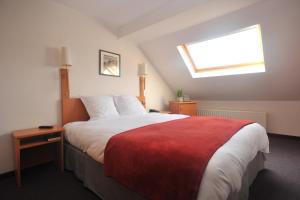 Łóżko lub łóżka w pokoju w obiekcie Hôtel du Perron
