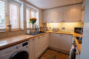 Η κουζίνα ή μικρή κουζίνα στο Apple Tree Cottage - Cosy 2 Bed with Deluxe HOT TUB & Log Burner +18 φωτογραφίες