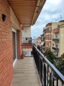 Elle comprend un balcon doté d'un mur en briques et d'une passerelle en bois. dans l'établissement Apartamento en Cambrils Playa, à Cambrils