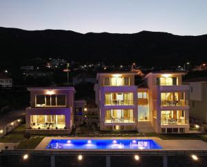 una grande casa con una piscina di fronte di Eleonas View Suites a Elevtheraí