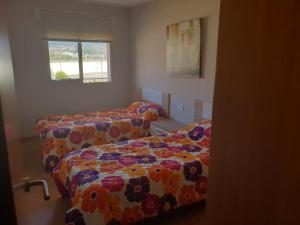 モアーニャにあるPISO CENTRO MOAÑAのベッドルーム1室(ベッド2台、窓付)