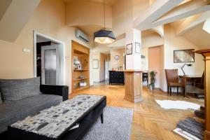 un soggiorno con divano e tavolo di View to the Roofs Luxury Apartment with 2 Bedrooms a Budapest