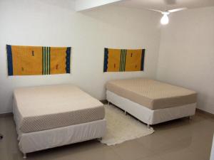 Camera con 2 letti singoli e 2 finestre. di Villa Vanuza a Santa Cruz Cabrália Altre 33 foto