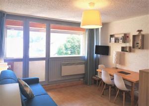Televízia a/alebo spoločenská miestnosť v ubytovaní appartement 4personnes à saint lary soulan