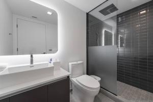 W łazience znajduje się toaleta, umywalka i lustro. w obiekcie Wonderful Studio Apartment with Great Views and Pool w Miami