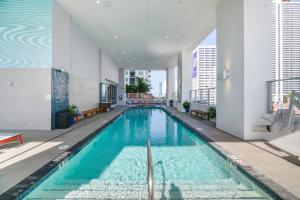 basen w środku budynku w obiekcie Wonderful Studio Apartment with Great Views and Pool w Miami