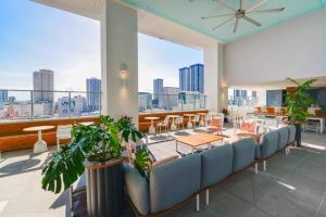 Pokój z krzesłami i stołami oraz dużym oknem w obiekcie Wonderful Studio Apartment with Great Views and Pool w Miami