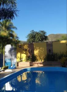 una piscina di fronte a una casa di Pousada Flor De Lótus Cipo a Serra do Cipo