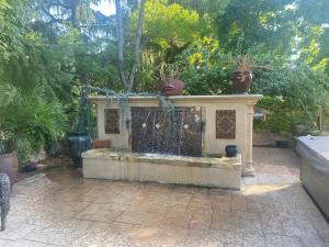 Tuscany Dorado Resort外面的花园