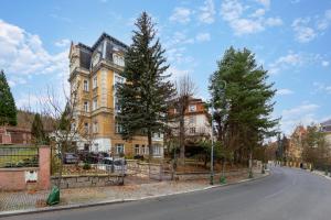 an empty street in front of a large building at Luxury apartment Diamond in Karlovy Vary