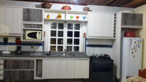 Una cocina o zona de cocina en Chacara Santa Barbara