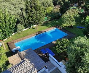 an overhead view of a swimming pool in a yard at Elounda Collection Villa in Vrouchas
