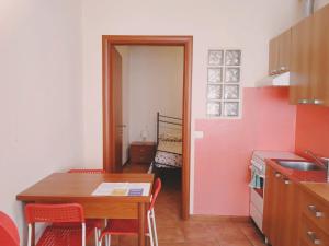 kuchnia ze stołem i jadalnią w obiekcie Casa Amalia w mieście Boario Terme +14 zdjęć