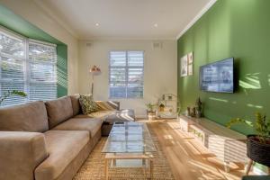 TV i/ili multimedijalni sistem u objektu Hampton Collection - Stylish 3 Sleeper Apartment with Pool