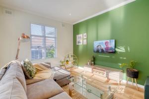 TV i/ili multimedijalni sistem u objektu Hampton Collection - Stylish 3 Sleeper Apartment with Pool