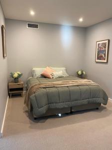 Tempat tidur dalam kamar di Luxury 3 bdm Spacious apt in the heart of Wagga