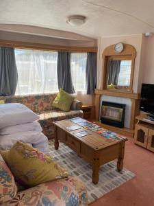 a living room with a couch and a coffee table at G3 Holiday Caravan in Par