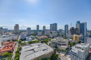 una vista aérea de una ciudad con edificios altos en Wonderful 1 BR Apartment with At Downtown Miami en Miami