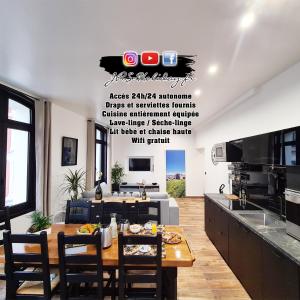 uma cozinha com mesa e cadeiras num quarto em Quintessence By JPS Holiday, Splendide appartement au coeur de Dieppe em Dieppe