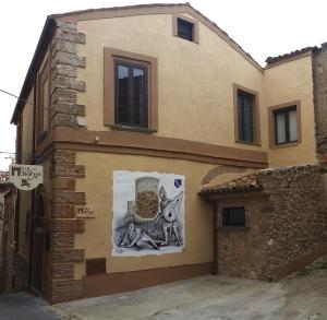 une peinture murale sur le côté d'un bâtiment dans l'établissement B&B Del Borgo, à San Marco Argentano