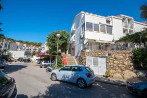 een witte auto geparkeerd voor een gebouw bij Apartment Rivendell in Dubrovnik