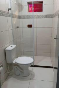 ein weißes Bad mit einem WC und einer Dusche in der Unterkunft HOTEL SKALA in São Paulo