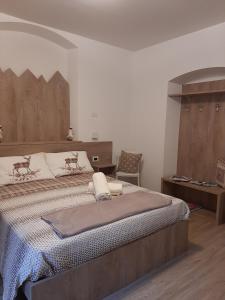 1 dormitorio con 1 cama grande y 1 silla en PERNICI MOUNTAIN HOUSE en Pinzolo