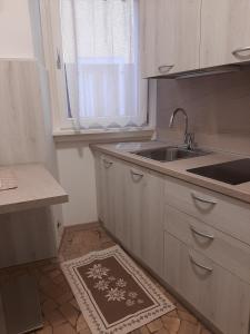 una pequeña cocina con fregadero y fregadero en PERNICI MOUNTAIN HOUSE en Pinzolo