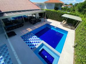 una piscina en el patio trasero de una casa en Peñalisa casa vacacional de lujo en Ricaurte