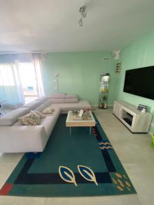 Dream House في ليمينا: غرفة معيشة مع أريكة وطاولة