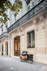 Villas Foch Boutique Hotel & Spa Bordeaux في بوردو: دراجة نارية متوقفة أمام المبنى