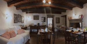 salon z białą kanapą i kominkiem w obiekcie Il Tomolo w mieście Agnone
