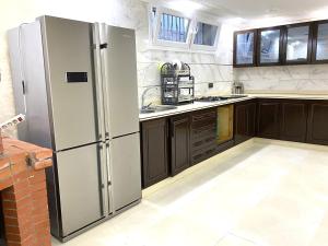 - une cuisine avec un grand réfrigérateur dans la chambre dans l'établissement Villa nador, à Nador