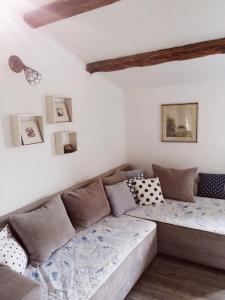 ein Wohnzimmer mit einem großen Sofa mit Kissen in der Unterkunft Apartment Vintage Art in Split